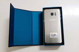 prodám nový, elegantní, telefon Samsung S7 Edge (stříbrný)