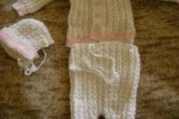nová ručně pletená souprava do porodnice