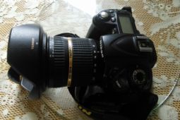 Nikon D90 se širokoúhlým objektivem