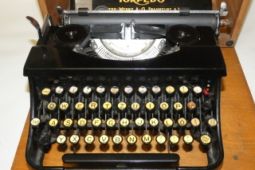 Starý psací stroj značky Torpedo