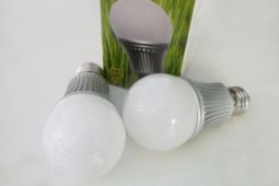 LED úsporná žárovka E27, náhrada za 60W nebo 100W