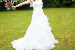 Bílé svatební šaty ze saténová organzy s vlečkou